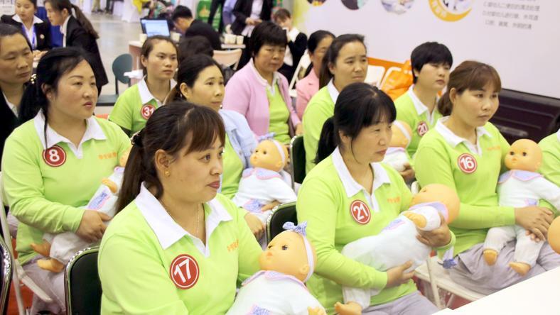 月薪上万,接一单休两周,高薪月嫂的AB面